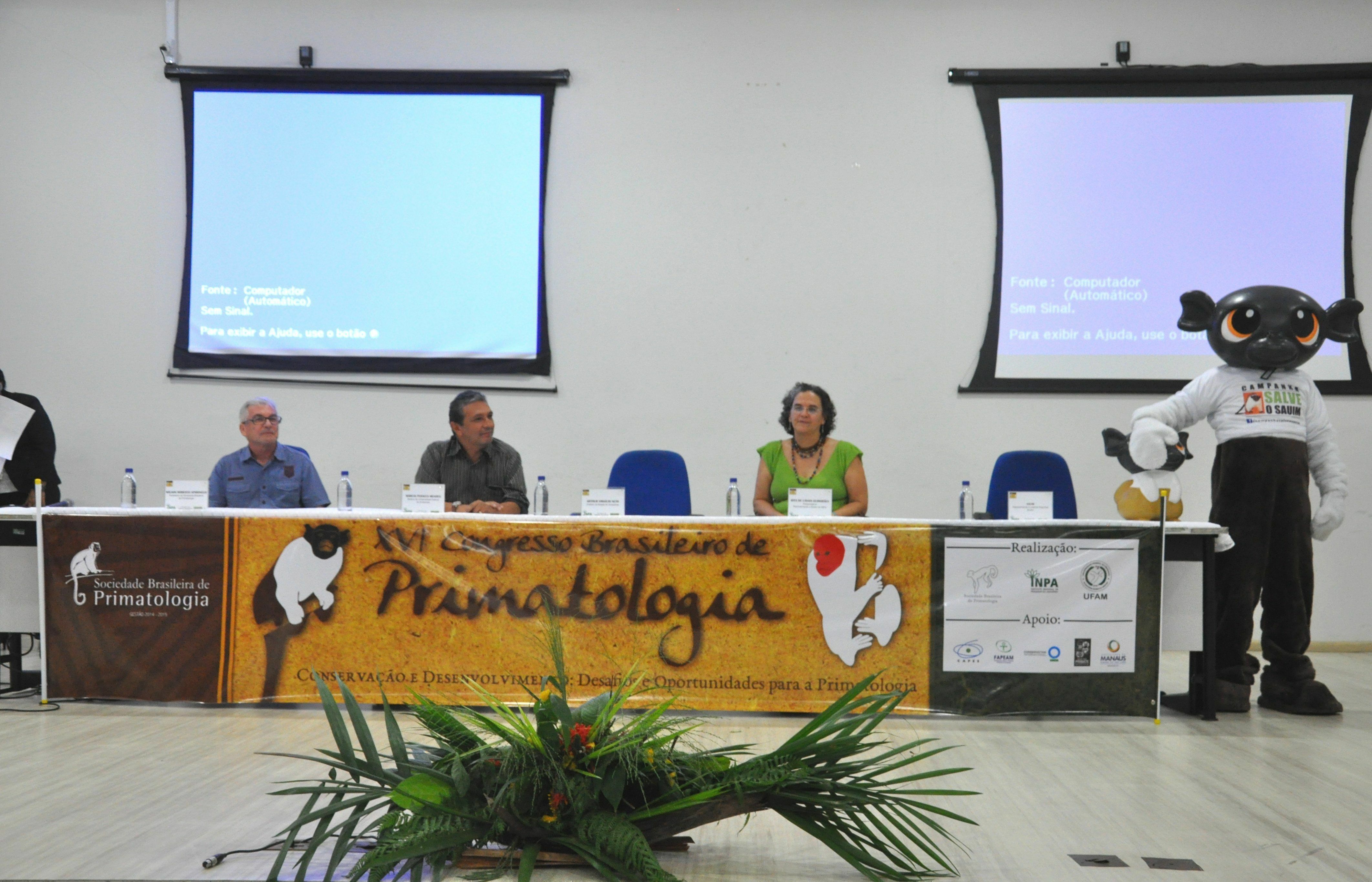 Da esquerda para a direita: professores Wilson Spironello, Hideraldo Costa, Rita Guimarães e o sauim-de-coleira